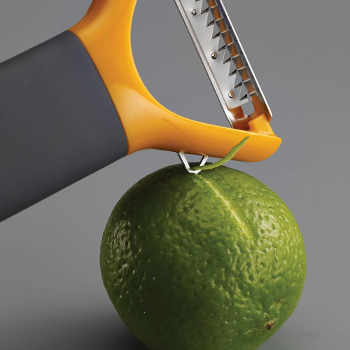 Citrusvruchten zoals limoen en citroen kan je raspen met een dunschiller