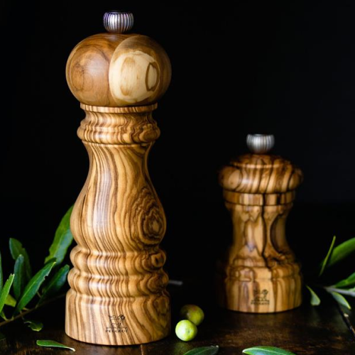Klassieke pepermolen van olijfhout