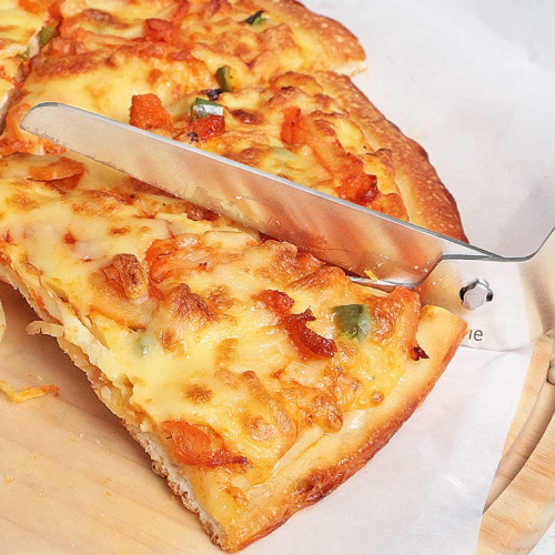 Pizzaschaar om pizza te snijden en knippen