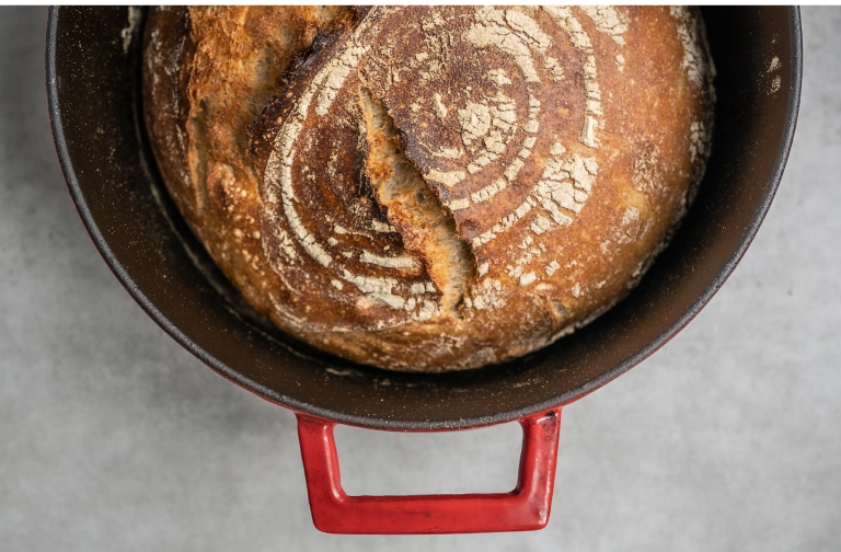 Zelf brood bakken in een gietijzeren Dutch Oven pan