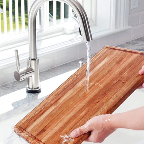 Wassen en onderhouden van een houten snijplank met water
