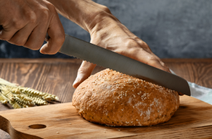 Broodmessen met gekartelde randen voor het snijden van brood met dunne en dikke korsten