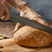Broodmessen met gekartelde randen voor het snijden van brood met dunne en dikke korsten