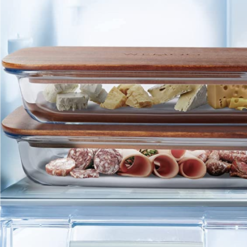 glazen vleeswarendoos in de koelkast gevuld met vleeswaren