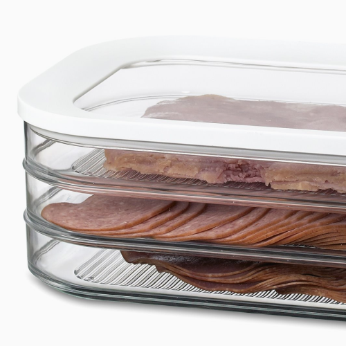 plastic vleeswarendoos met deksel in de koelkast